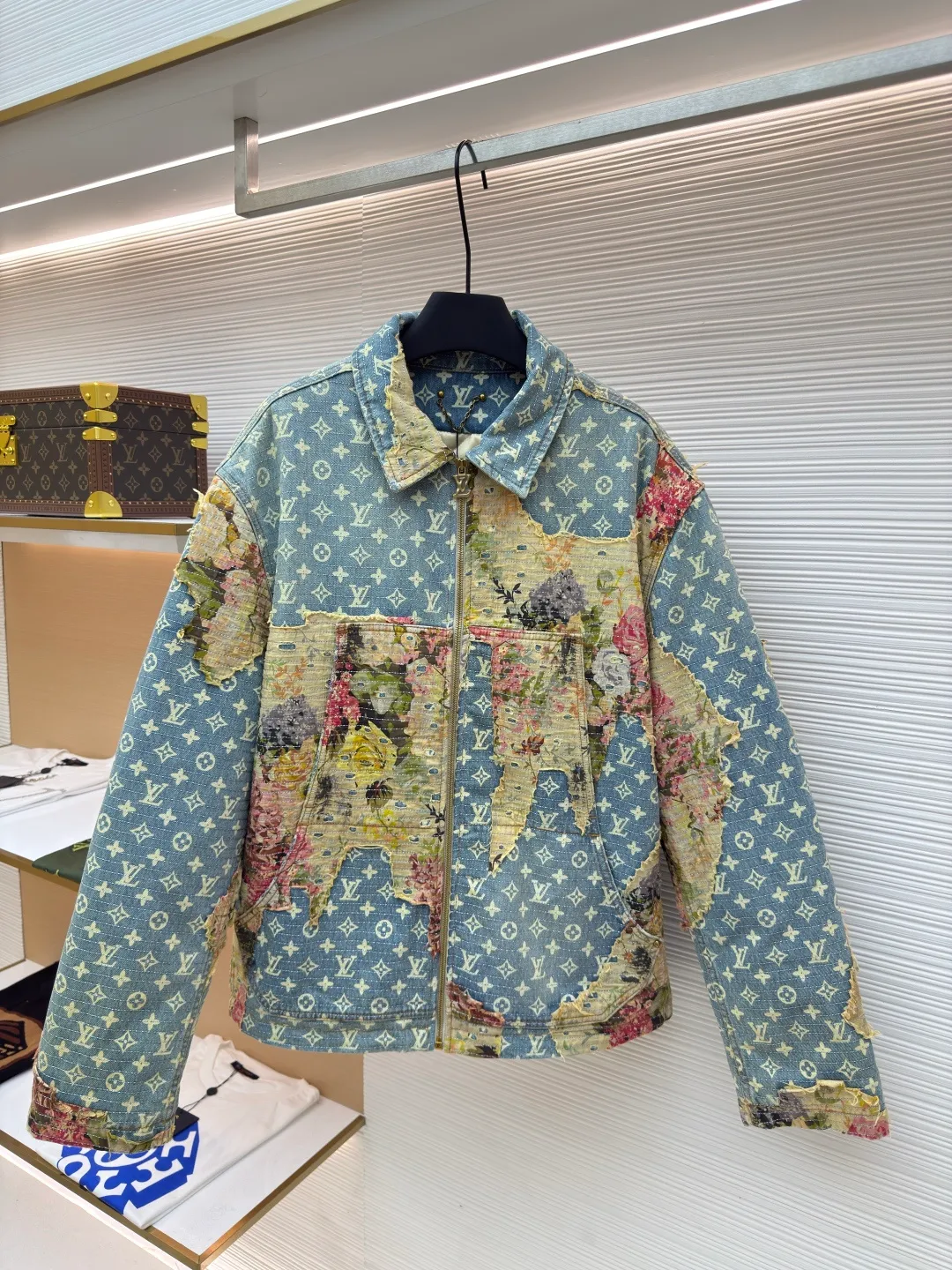 LOUIS VUITTON Retro rose floral patch presbyopic denim jacket cotton ●Authentic product: purchased and developed by 21974 ●Item number: 1680536-E30 ●Fabric: denim fabric ●Technology: patch production ●Version: loose version ●Weight: about 1595 grams ●Size: 46-48-50-52 ●Description: Pure cotton denim fabric, mulberry silk lining, polyester fiber filling, digital direct printing, old flower discharge printing technology, single-needle full-width embroidery, washed and distressed treatment, positioning pattern cutting and sewing, antique gold hardware accessories embellishment, and a full set of accessories. The denim fabric is custom-woven with counter-print yarn twill. The texture of the twill is thick and the texture is clear. After proper processing, the surface will show fine texture after grinding and washing. The denim fabric maintains high resilience, brings a gentle feel, skin-friendly comfort, and will not change shape and lose elasticity over time. The lattice fabric is made of custom-dyed yarn for discharge printing, with a full-frame classic presbyopia pattern. Discharge printing is based on the principle of revealing the original color of the yarn, and the discharge printing effect is combined with the fabric. The texture of discharge printing is exquisite and delicate, with rich patterns, strong color contrast, clear outlines and full color. The effect of white flowers on a blue background is produced by multiple subsequent processes after discharging the printing paste. The overall wiring is straight and delicate, the fabric is comfortable and soft, and the color is consistent without color difference. It can be matched with the same style to create a fashionable look and control various occasions. Customized accessories, complete with three standards, same style for men and women!